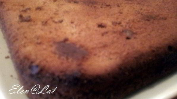 шоколадное пирожное с орехами и вяленой клюквой