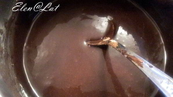 шоколадное пирожное с орехами и вяленой клюквой