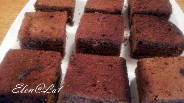 шоколадное пирожное с орехами и вяленой клюквой