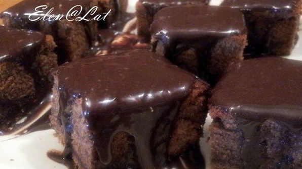 шоколадное пирожное с орехами и вяленой клюквой