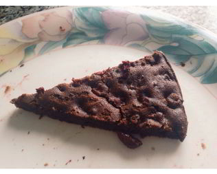 Шоколадный брауни с вишней