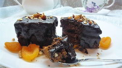 Шоколадные брауни с курагой и миндалем