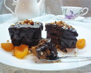 Шоколадные брауни с курагой и миндалем