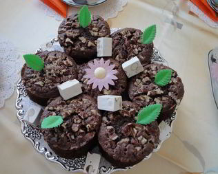 Шоколадные пирожные с орехами макадамия