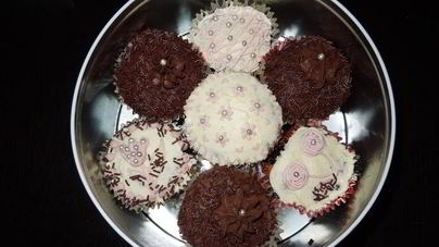 Шоколадные пирожные с шоколадным и ванильным кремом