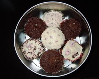 Шоколадные пирожные с шоколадным и ванильным кремом