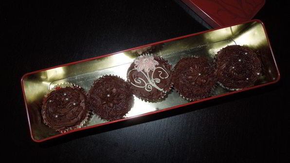 шоколадные пирожные с шоколадным и ванильным кремом