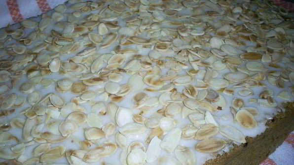 трижды миндальное пирожное