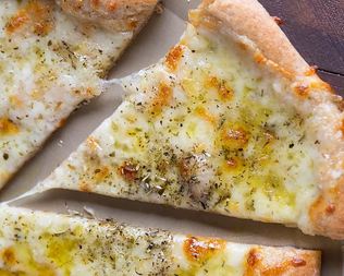 Белая пицца с итальянской смесью трав