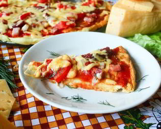 Быстрая пицца в микроволновке с сыром