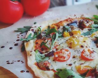 Итальянская пицца на быстром тесте с томатами, грибами и яйцом