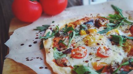 Итальянская пицца на быстром тесте с томатами, грибами и яйцом