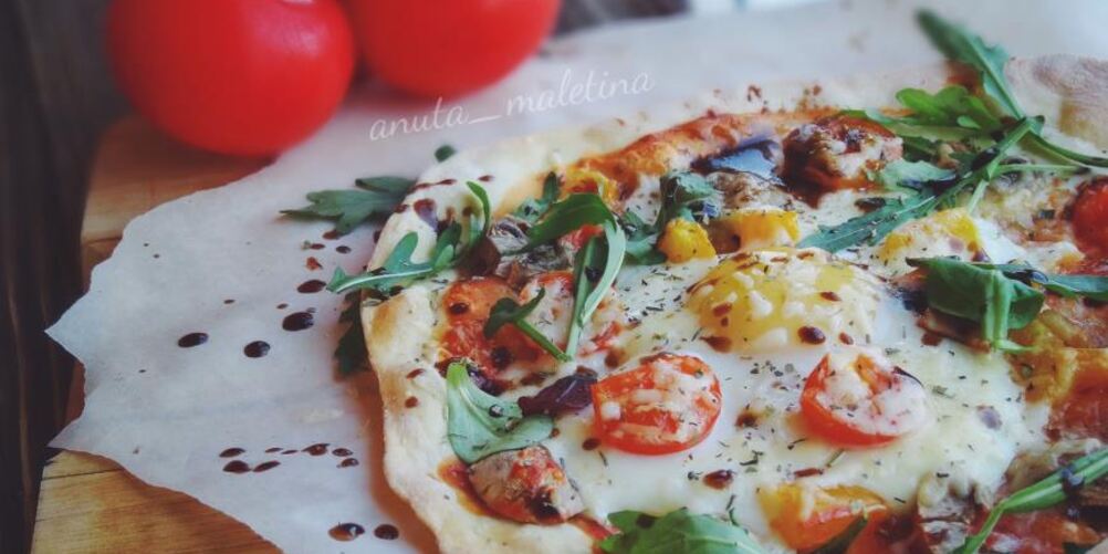 Рецепт итальянская пицца на быстром тесте с томатами, грибами и яйцом