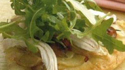 Картофельная пицца с курицей и рокет-салатом