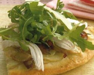 Картофельная пицца с курицей и рокет-салатом