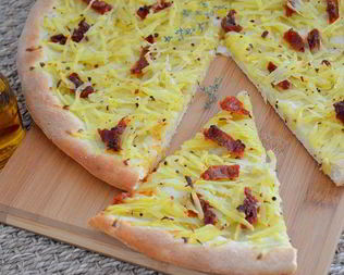 Картофельная пицца с вялеными помидорами