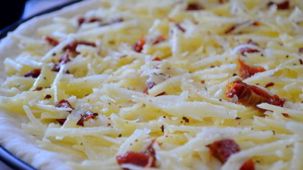 картофельная пицца с вялеными помидорами