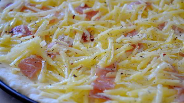 картофельная пицца с вялеными помидорами