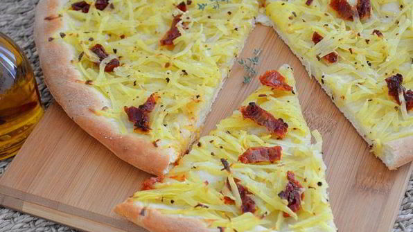 картофельная пицца с вялеными помидорами