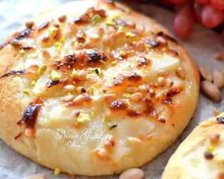 Мини-пицца Пекорино с медом, грушей и кедровыми орешками