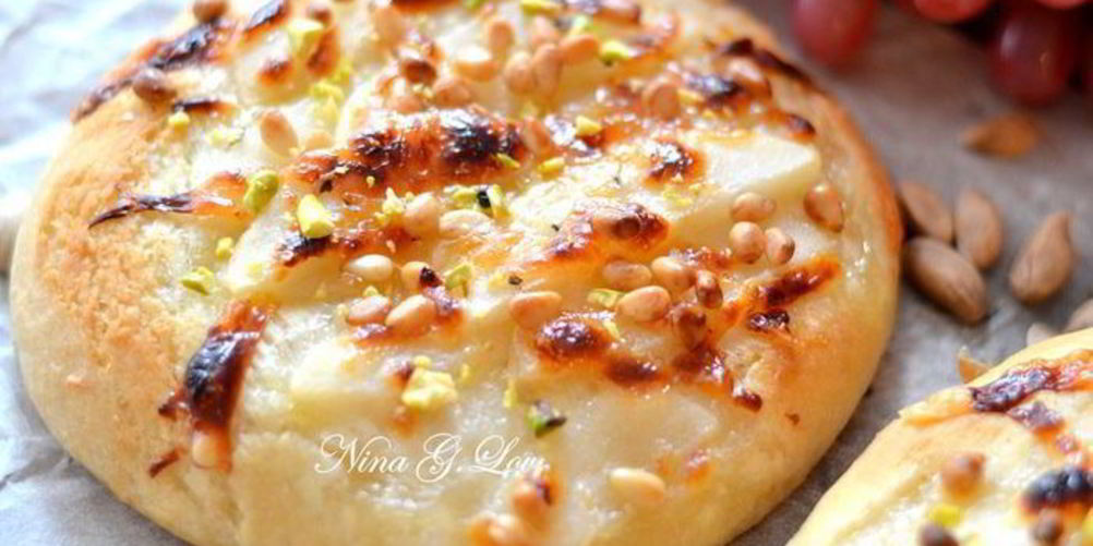 Рецепт мини-пицца пекорино с медом, грушей и кедровыми орешками