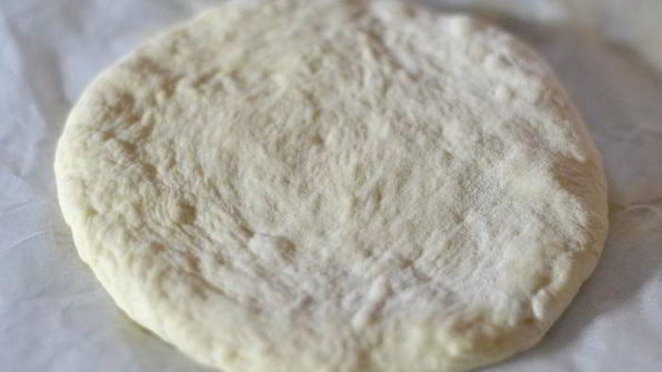 мини-пицца пекорино с медом, грушей и кедровыми орешками