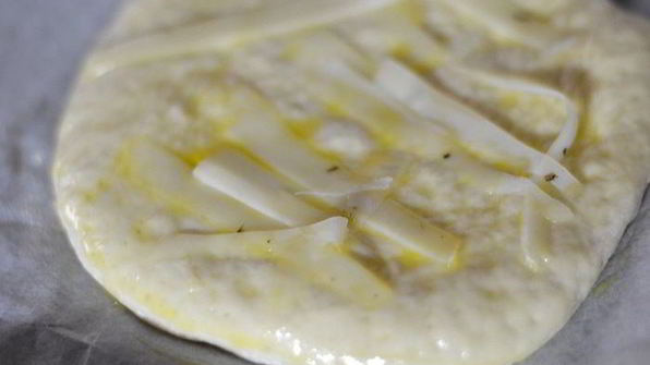 мини-пицца пекорино с медом, грушей и кедровыми орешками