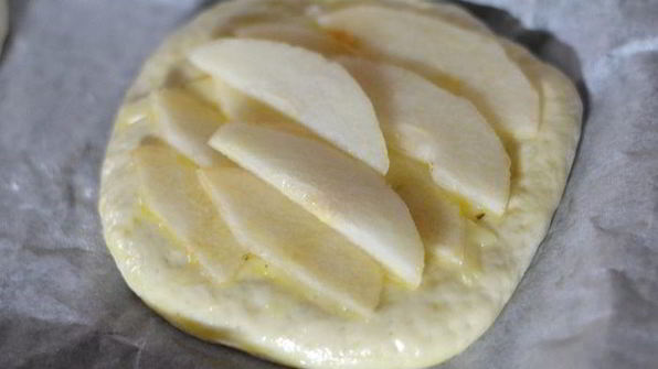 мини-пицца пекорино с медом, грушей и кедровыми орешками