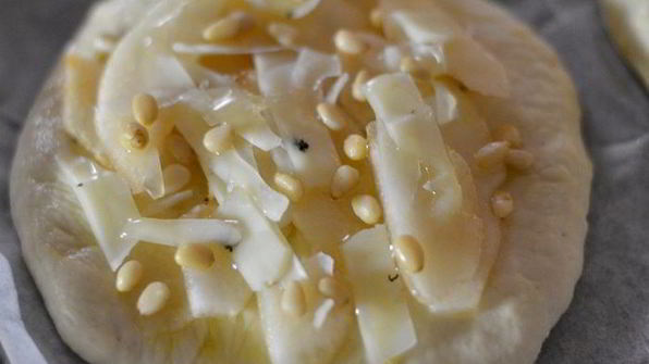 мини-пицца пекорино с медом, грушей и кедровыми орешками