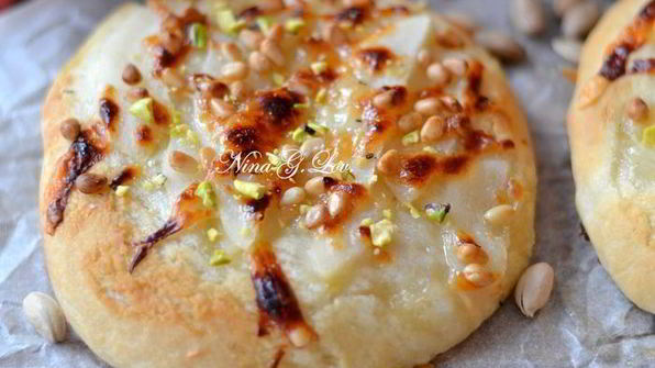 мини-пицца пекорино с медом, грушей и кедровыми орешками