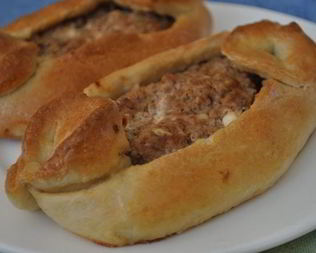 Пиде — турецкая пицца с фаршем, фетой и помидорами