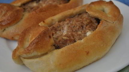 Пиде — турецкая пицца с фаршем, фетой и помидорами