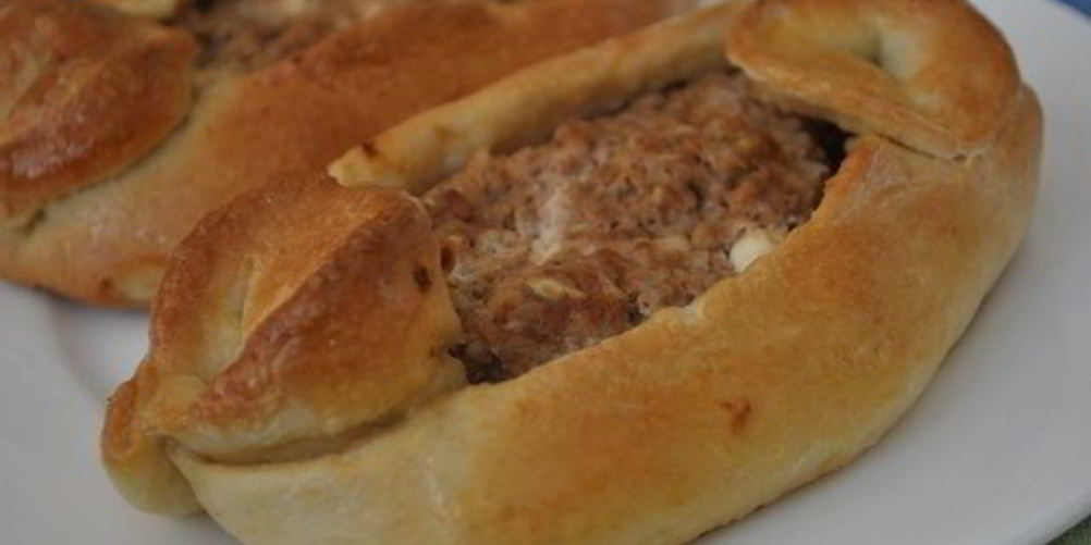 Рецепт пиде — турецкая пицца с фаршем, фетой и помидорами