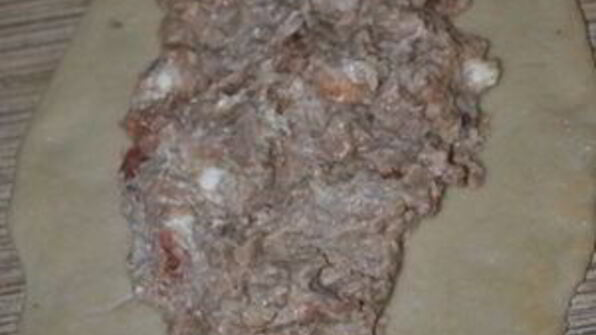 пиде — турецкая пицца с фаршем, фетой и помидорами