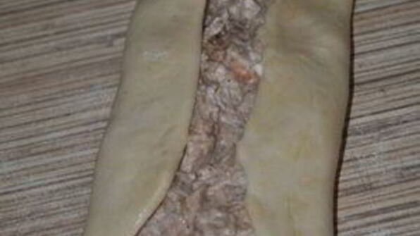 пиде — турецкая пицца с фаршем, фетой и помидорами