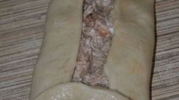 пиде — турецкая пицца с фаршем, фетой и помидорами