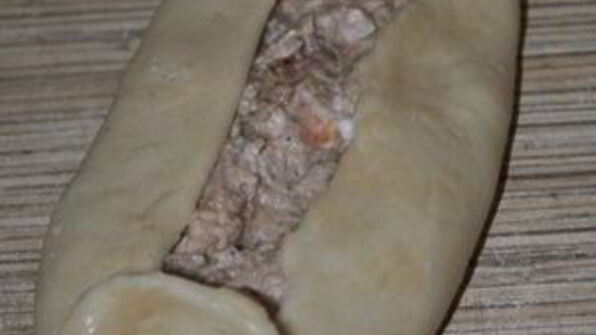 пиде — турецкая пицца с фаршем, фетой и помидорами