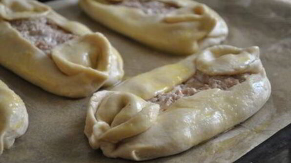 пиде — турецкая пицца с фаршем, фетой и помидорами