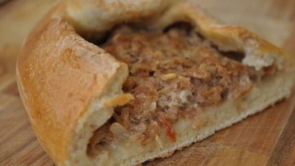 пиде — турецкая пицца с фаршем, фетой и помидорами