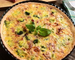 Пицца из кабачков и брокколи, запеченная в духовке