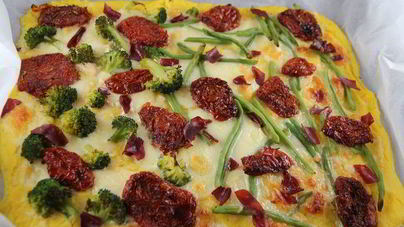 Пицца из поленты с брокколи, вялеными томатами и моцареллой