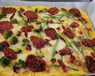 Пицца из поленты с брокколи, вялеными томатами и моцареллой