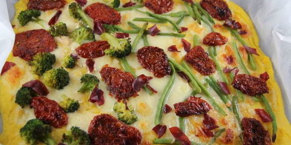 Рецепт пицца из поленты с брокколи, вялеными томатами и моцареллой