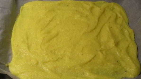 пицца из поленты с брокколи, вялеными томатами и моцареллой