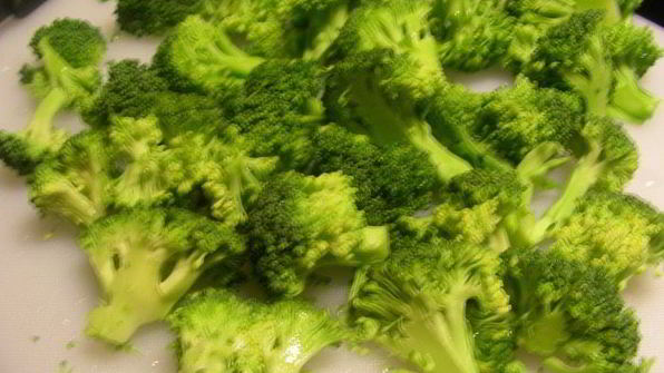 пицца из поленты с брокколи, вялеными томатами и моцареллой