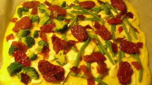пицца из поленты с брокколи, вялеными томатами и моцареллой