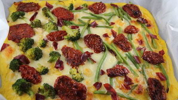 пицца из поленты с брокколи, вялеными томатами и моцареллой
