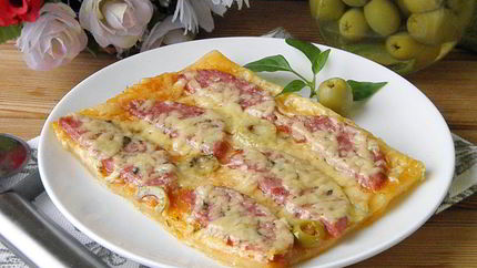 Пицца из слоеного бездрожжевого теста в духовке