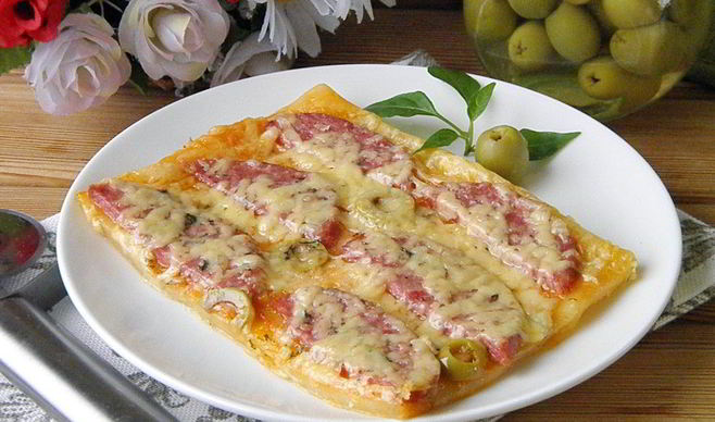 Пицца из слоеного бездрожжевого теста в духовке