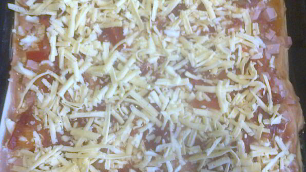 пицца из слоеного теста с лечо